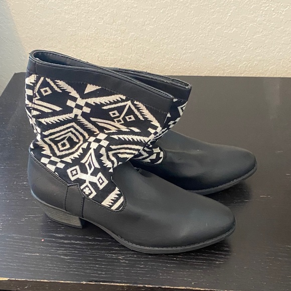 Qupid Black and White Patterned Ankle Booties - Picture 1 of 7